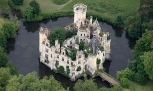 chateau-de-la-mothe-chandeniers-france